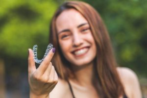 a woman easily removed her aligner